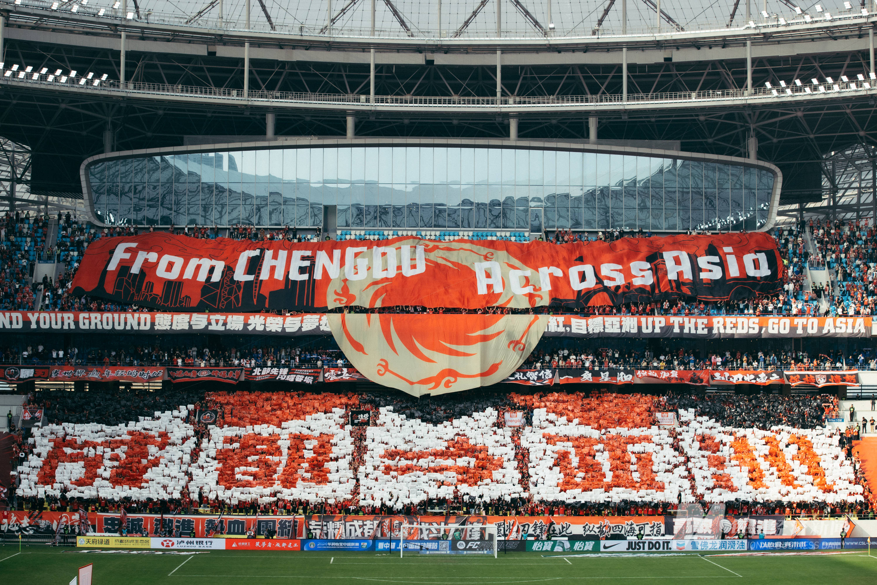 足球传奇谢幕，球迷泪洒赛场