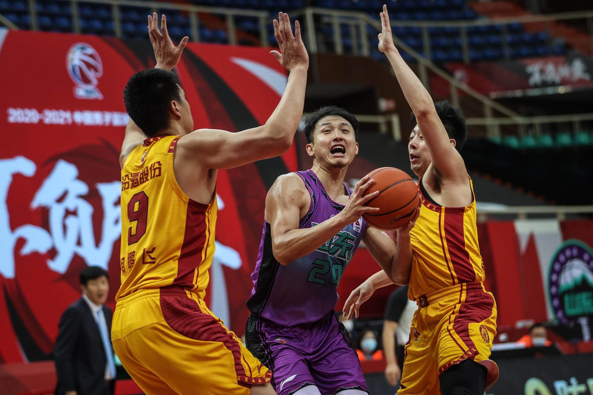 北京队轻取青岛队，克莱带队取胜