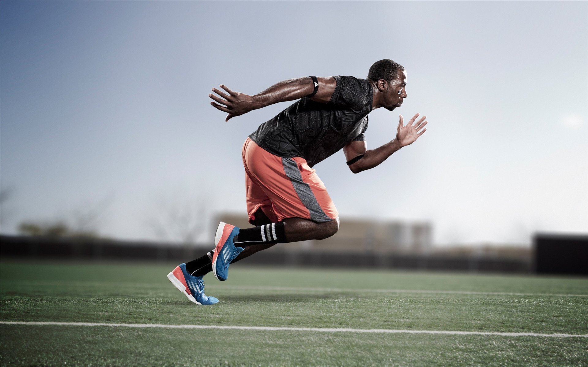 摩纳哥的中卫们,那些以冷静著称的磐石,在那个瞬间,判断这球无法处理。他们的身体,遵循着千万次训练形成的肌肉记忆,选择了最合理的动作,微微侧身,准备迎击可能到来的第二落点争抢