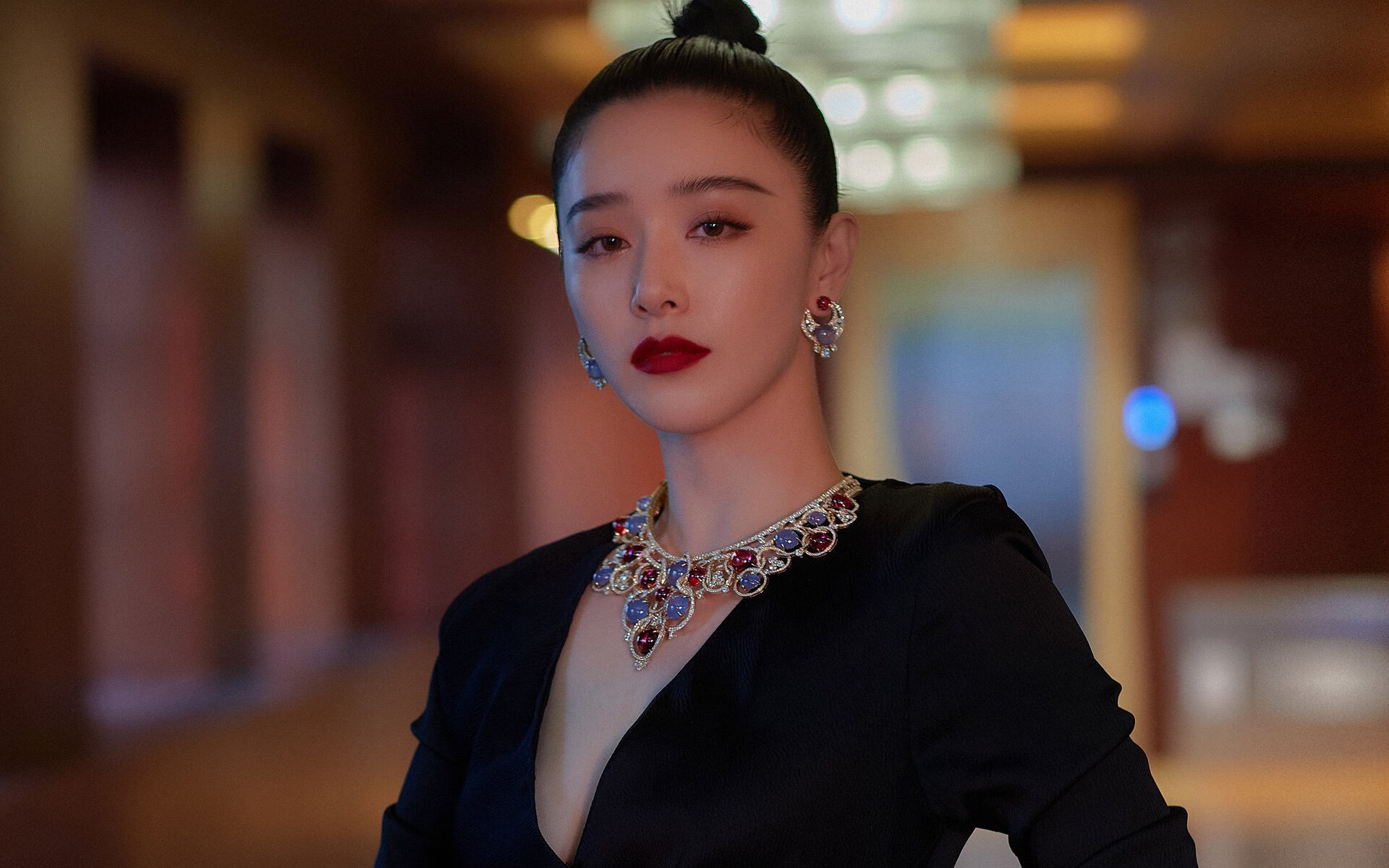 文班亚马降维打击！上海男篮热身赛爆冷掀翻魔术，绝境看他造奇迹